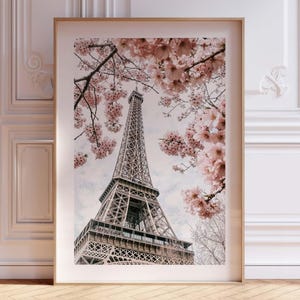 Poster 'Parijs in de lente', romantische vintage fotografie met roze kersenbloesems voor de Eiffeltoren. afbeelding 1