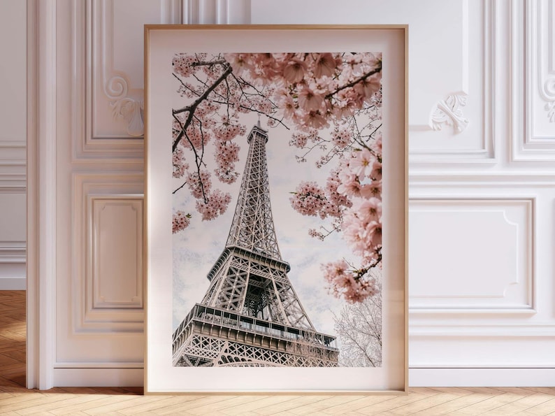 Poster 'Parijs in de lente', romantische vintage fotografie met roze kersenbloesems voor de Eiffeltoren. afbeelding 1