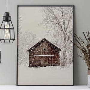 Hütte im Schnee Poster, Winter Fotografie einer verschneiten Scheune im Wald