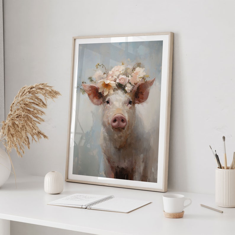 Puede incluir: Una pintura de un cerdo con una corona de flores rosas y blancas. El cerdo mira directamente al espectador con una expresi&oacute;n suave. El fondo es de un azul suave.