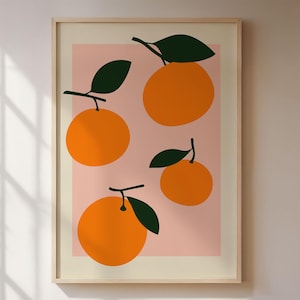 Könnte beinhalten: Ein gerahmter Druck mit rosa Hintergrund, auf dem vier stilisierte Orangenfrüchte mit grünen Blättern abgebildet sind. Die Orangen sind versetzt angeordnet.