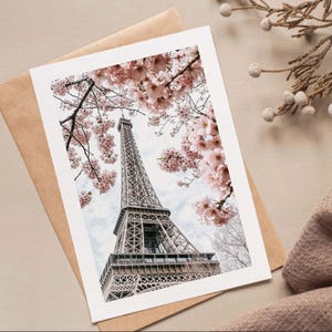 Poster 'Parijs in de lente', romantische vintage fotografie met roze kersenbloesems voor de Eiffeltoren. afbeelding 7