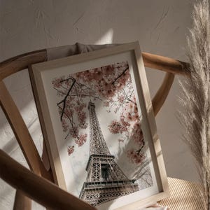 Poster 'Parijs in de lente', romantische vintage fotografie met roze kersenbloesems voor de Eiffeltoren. afbeelding 4