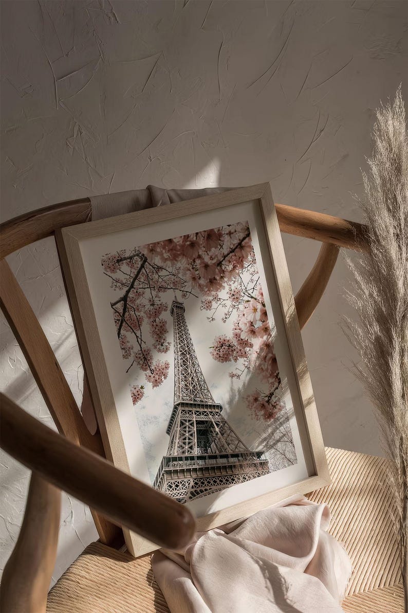Poster 'Parijs in de lente', romantische vintage fotografie met roze kersenbloesems voor de Eiffeltoren. afbeelding 4