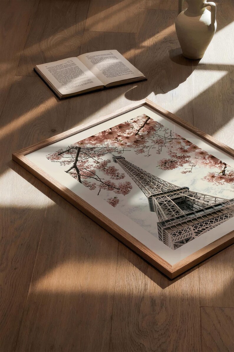 Poster 'Parijs in de lente', romantische vintage fotografie met roze kersenbloesems voor de Eiffeltoren. afbeelding 5