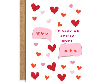 Könnte beinhalten: Eine weiße Karte mit einem Design aus rosa und roten Herzen. Die Karte sagt "Ich bin froh, dass wir nach rechts gewischt haben" mit zwei rosa Sprechblasen mit Herzen darin.