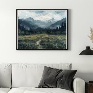 K&ouml;nnte beinhalten: Ein Gem&auml;lde, das eine Bergkette mit einem Wald im Vordergrund zeigt. Die Berge sind schneebedeckt und der Wald ist dunkelgr&uuml;n. Der Himmel ist hellblau mit Wolken.