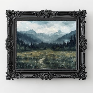 K&ouml;nnte beinhalten: Ein gerahmtes Gem&auml;lde einer nebeligen Berglandschaft mit einem Pfad, der durch ein Feld mit Wildblumen f&uuml;hrt. Die Berge sind dunkelblau-grau, und der Himmel ist hellblau mit wei&szlig;en Wolken. Der Rahmen ist schwarz und verziert.