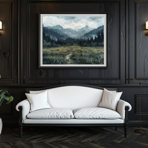 K&ouml;nnte beinhalten: Ein wei&szlig;es Sofa mit einem einzelnen Kissen steht vor einer schwarzen Wand mit einem gerahmten Landschaftsbild eines Gebirges und eines Waldes. Die Wand ist mit dunklem Holz get&auml;felt und hat zwei Wandleuchten mit wei&szlig;en Lampenschirmen.