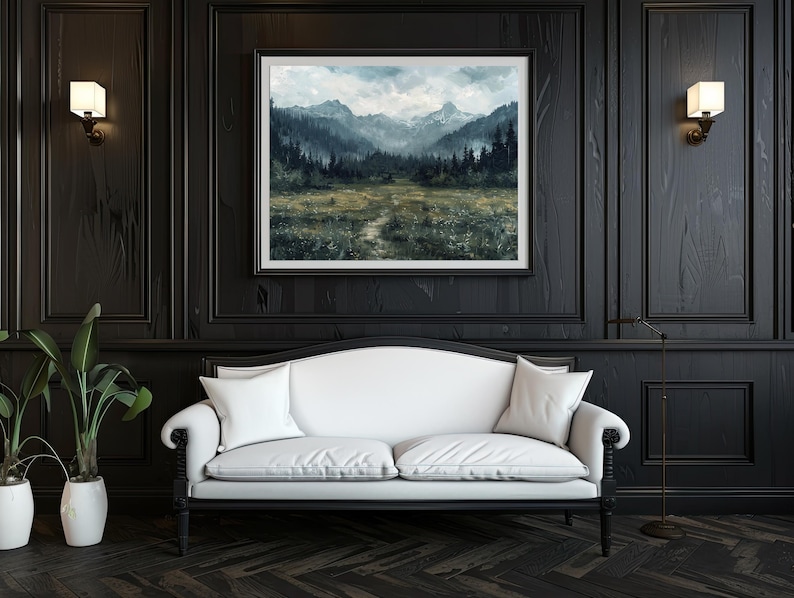 K&ouml;nnte beinhalten: Ein wei&szlig;es Sofa mit einem einzelnen Kissen steht vor einer schwarzen Wand mit einem gerahmten Landschaftsbild eines Gebirges und eines Waldes. Die Wand ist mit dunklem Holz get&auml;felt und hat zwei Wandleuchten mit wei&szlig;en Lampenschirmen.