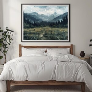K&ouml;nnte beinhalten: Ein wei&szlig;es Bett mit einem Holzrahmen und einem wei&szlig;en Bettbezug. &Uuml;ber dem Bett h&auml;ngt ein gerahmtes Bild eines Berglands.