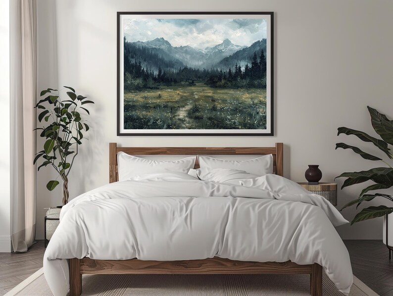 K&ouml;nnte beinhalten: Ein wei&szlig;es Bett mit einem Holzrahmen und einem wei&szlig;en Bettbezug. &Uuml;ber dem Bett h&auml;ngt ein gerahmtes Bild eines Berglands.
