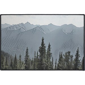 Puede incluir: Una pintura digital de una cordillera con un bosque de árboles de hoja perenne en primer plano. Las montañas son de color azul claro y los árboles son de un verde oscuro.