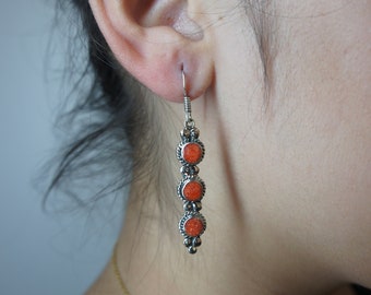 Boucles d'oreilles Tibétaines Corail, crochets, fait à la main au Népal.