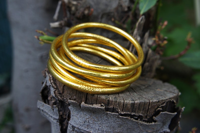 Bracelet doré bouddhiste, jonc bouddhiste, bracelet porte bonheur, flexible et imperméable, cadeau fait à la main. image 3