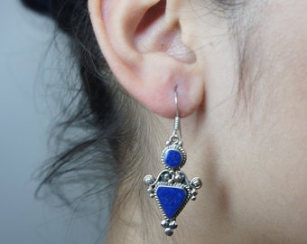 Boucles d'oreilles Tibétaines Lapis Lazuli, crochets, fait à la main au Népal.