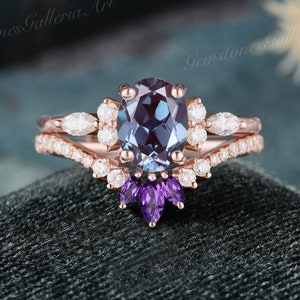 Juego de anillos de compromiso de alejandrita de corte ovalado Juego de anillos de amatista de oro rosa vintage Juego de 2 piezas Anillo de boda curvo de moissanita en racimo Anillos personalizados para mujer