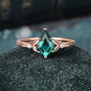 Aliança de casamento esmeralda com folhas inspiradas na natureza, corte Kite, anel de noivado esmeralda em ouro rosa, anel de noiva art déco, anel de moissanite exclusivo para ela