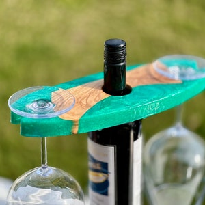 Emerald-grün schimmerndes Epoxidharz-Olivenholz handgefertigt / handgemachter Wein-Caddy / Weinflaschen- und Glashalter