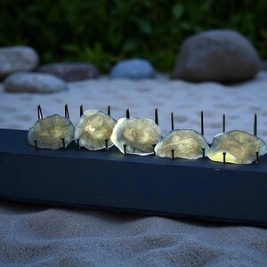 Set med 5 handgjorda underlägg i epoxiharts formade i grönt, salvia och guld, geodeformade