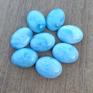 Cabujón de larimar natural de calidad AAA+: Gemas calibradas de forma ovalada con reverso plano.