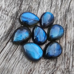 AAA+ labradoritcabochon av naturlig kvalitet: Päronformade, droppformade, kalibrerade ädelstenar med platt baksida. bild 3