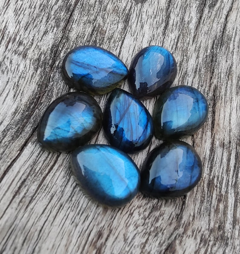 AAA+ labradoritcabochon av naturlig kvalitet: Päronformade, droppformade, kalibrerade ädelstenar med platt baksida. bild 3