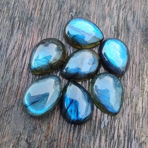 AAA+ labradoritcabochon av naturlig kvalitet: Päronformade, droppformade, kalibrerade ädelstenar med platt baksida. bild 9