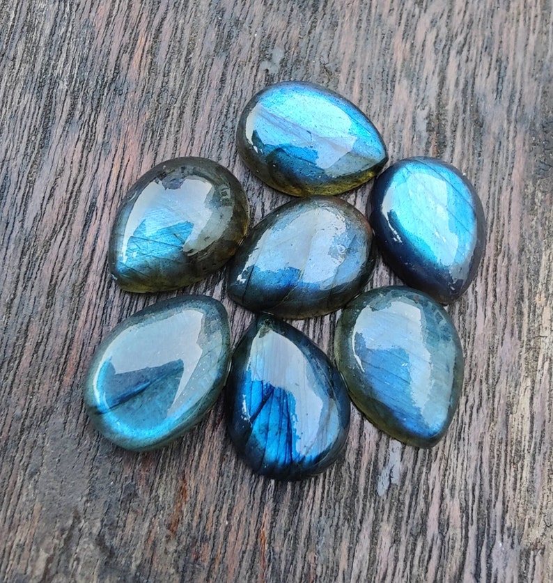 AAA+ labradoritcabochon av naturlig kvalitet: Päronformade, droppformade, kalibrerade ädelstenar med platt baksida. bild 9
