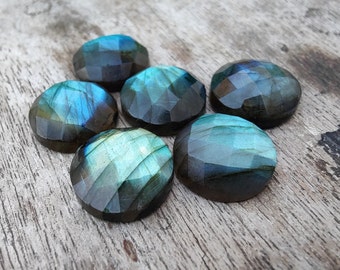 Labradorite naturale AAA+: gemma calibrata con taglio a scacchiera di forma rotonda.
