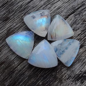 Cabujón triangular de piedra lunar arcoíris AAA+: piedra preciosa calibrada