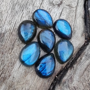 AAA+ labradoritcabochon av naturlig kvalitet: Päronformade, droppformade, kalibrerade ädelstenar med platt baksida. bild 1