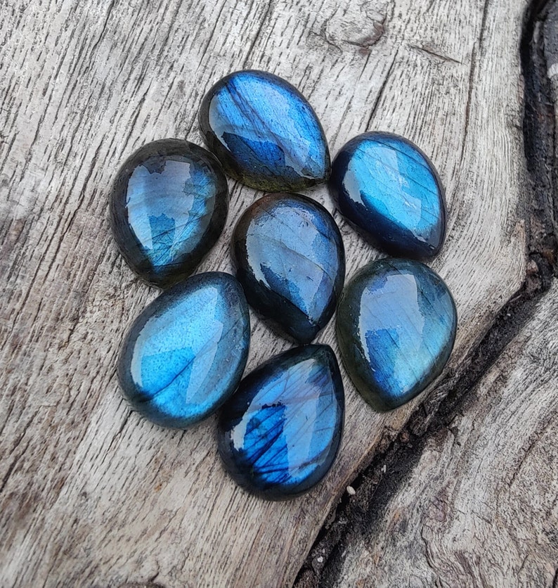 AAA+ labradoritcabochon av naturlig kvalitet: Päronformade, droppformade, kalibrerade ädelstenar med platt baksida. bild 1