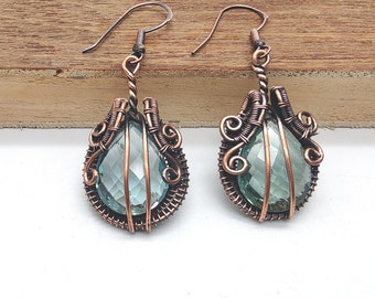 Boucle d'oreille topaze bleue naturelle Boucle d'oreille enveloppée de fil de cuivre Bijoux faits main Belle boucle d'oreille pendante Boucle d'oreille enveloppée Topaze bleue Bijoux pour elle