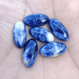 AAA+ Sodalith Cabochon: Großer ovaler blau-weißer Edelstein