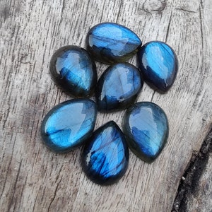 AAA+ labradoritcabochon av naturlig kvalitet: Päronformade, droppformade, kalibrerade ädelstenar med platt baksida. bild 10