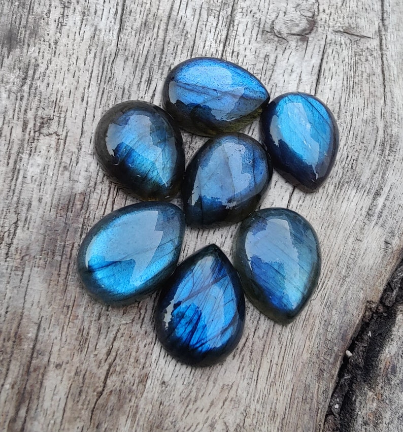 AAA+ labradoritcabochon av naturlig kvalitet: Päronformade, droppformade, kalibrerade ädelstenar med platt baksida. bild 10