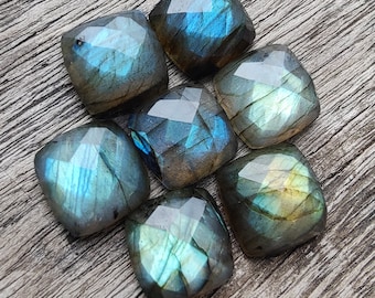 Gemme calibrate di labradorite multi-fuoco AAA+: taglio a scacchiera a cuscino quadrato,