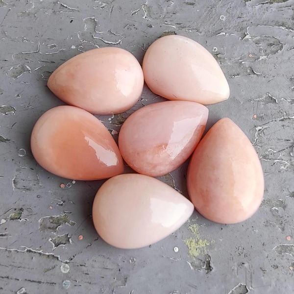 Kaboszon z naturalnego różowego opalu jakości AAA+: skalibrowany kamień szlachetny w kształcie łezki.
