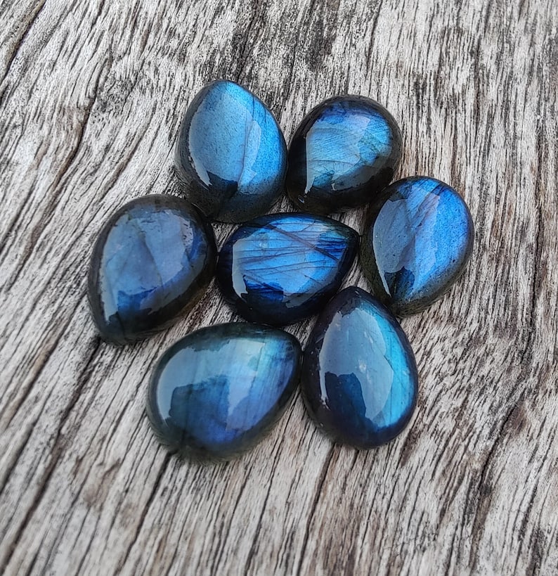 AAA+ labradoritcabochon av naturlig kvalitet: Päronformade, droppformade, kalibrerade ädelstenar med platt baksida. bild 2
