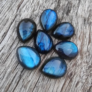 AAA+ labradoritcabochon av naturlig kvalitet: Päronformade, droppformade, kalibrerade ädelstenar med platt baksida. bild 8