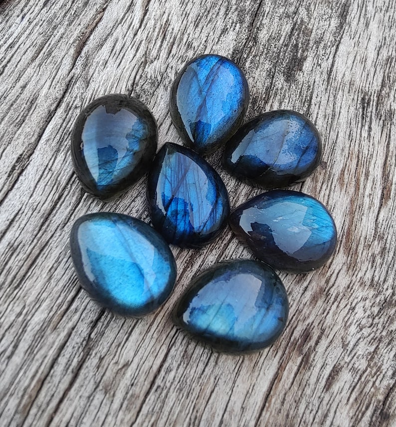 AAA+ labradoritcabochon av naturlig kvalitet: Päronformade, droppformade, kalibrerade ädelstenar med platt baksida. bild 8