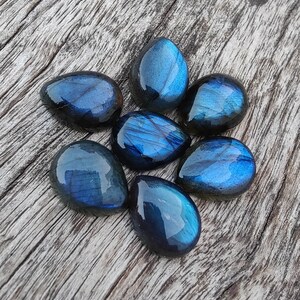 AAA+ labradoritcabochon av naturlig kvalitet: Päronformade, droppformade, kalibrerade ädelstenar med platt baksida. bild 6