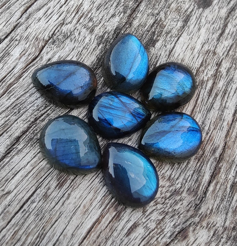 AAA+ labradoritcabochon av naturlig kvalitet: Päronformade, droppformade, kalibrerade ädelstenar med platt baksida. bild 6