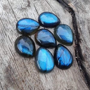 AAA+ labradoritcabochon av naturlig kvalitet: Päronformade, droppformade, kalibrerade ädelstenar med platt baksida. bild 5