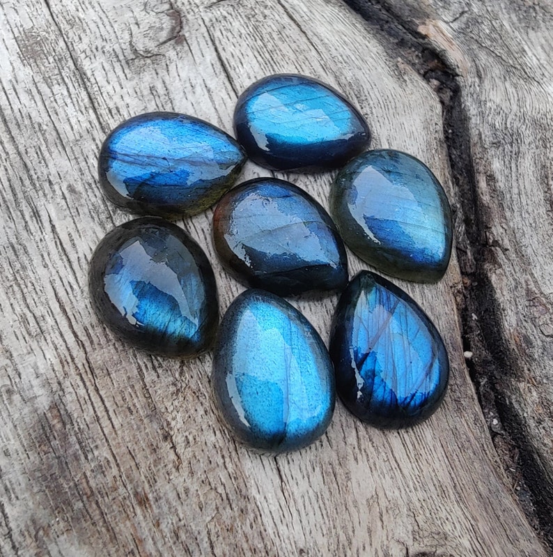 AAA+ labradoritcabochon av naturlig kvalitet: Päronformade, droppformade, kalibrerade ädelstenar med platt baksida. bild 5