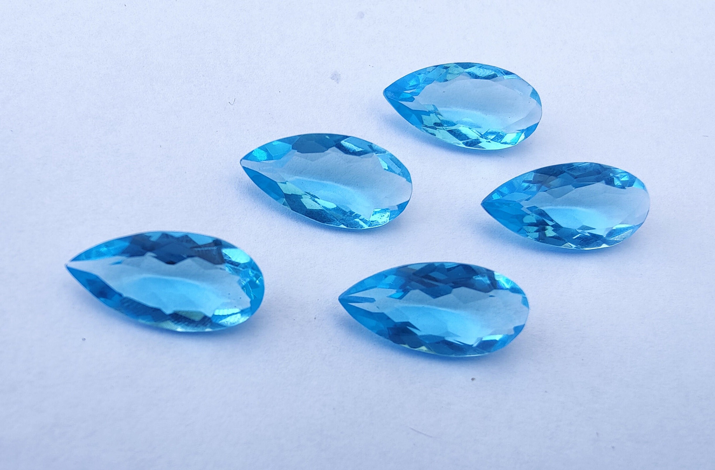 Colgante En Forma De Lágrima De Minerales, Elegancia Y Simbolismo
