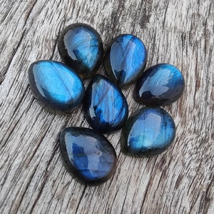 AAA+ labradoritcabochon av naturlig kvalitet: Päronformade, droppformade, kalibrerade ädelstenar med platt baksida. bild 7