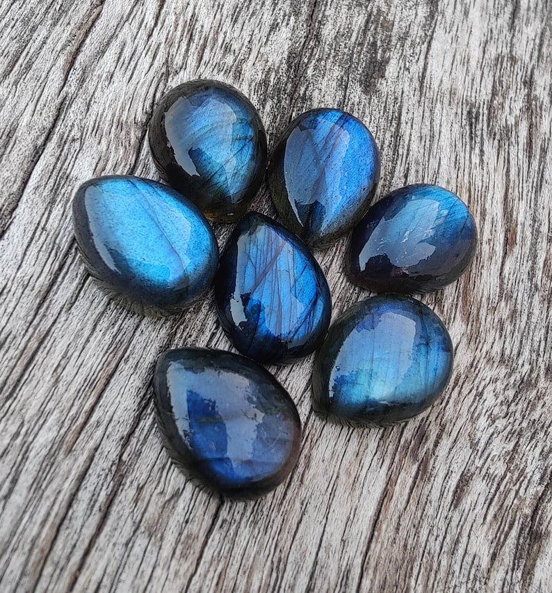 AAA+ labradoritcabochon av naturlig kvalitet: Päronformade, droppformade, kalibrerade ädelstenar med platt baksida. bild 7
