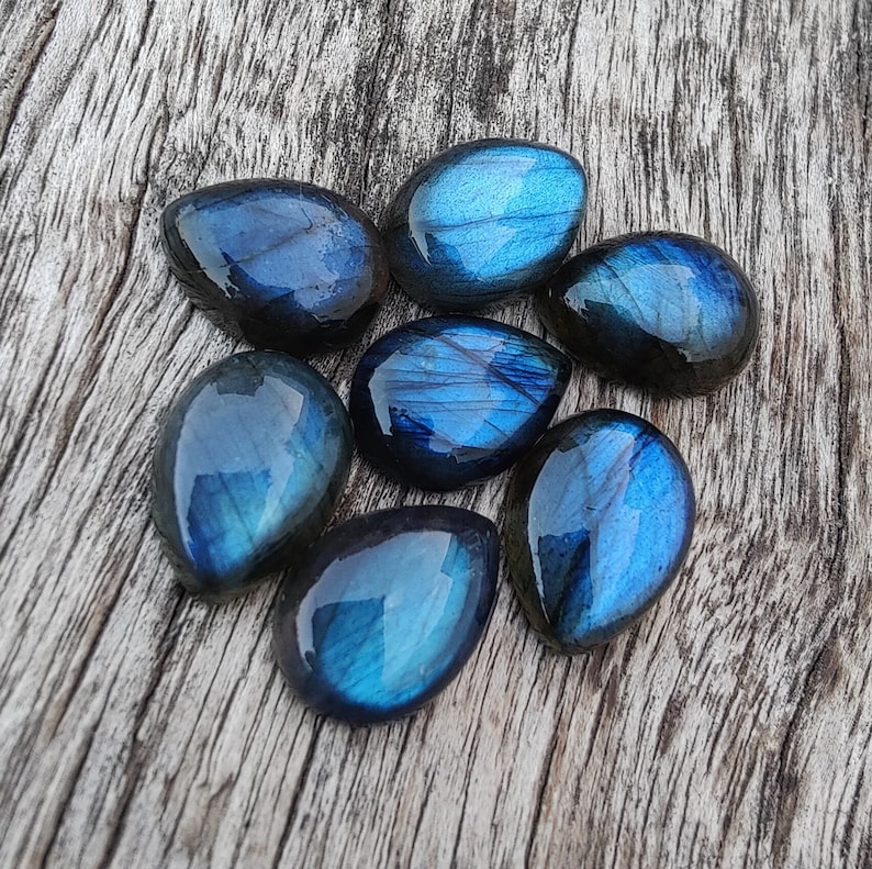 AAA+ labradoritcabochon av naturlig kvalitet: Päronformade, droppformade, kalibrerade ädelstenar med platt baksida. bild 4